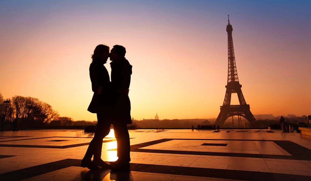 Pareja se besa frente a torre Eiffel