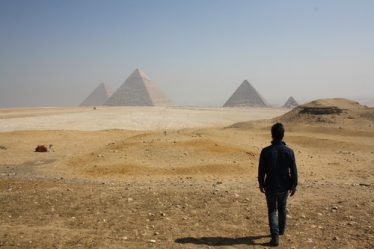 Persona caminando sola en Egipto