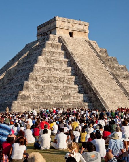 Chichén Itzá con turistas en su base