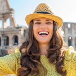 Mujer frente al coliseo romano