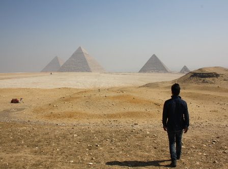 Persona caminando sola en Egipto