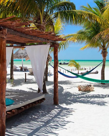 Playa de México con camastros