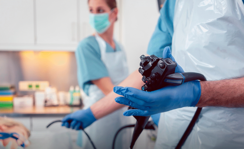 equipo médico en endoscopia