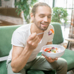 hombre comiendo saludable