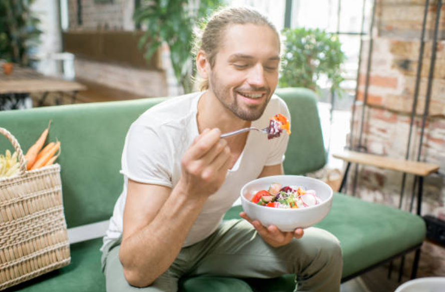 hombre comiendo saludable