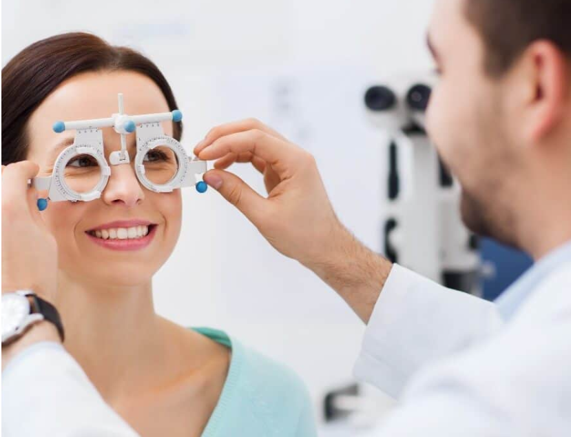 mujer en oculista