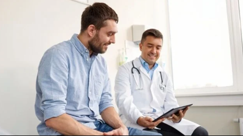 hombre en consultorio con médico