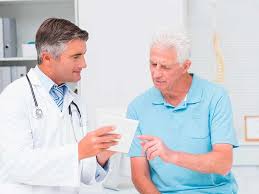 hombre mayor de 50 en el doctor