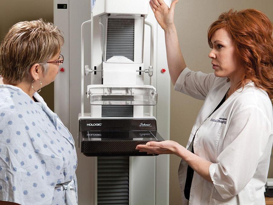 mujer mayor de 50 años con doctora en mastografo