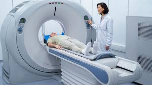 paciente hombre en tomografo con doctora