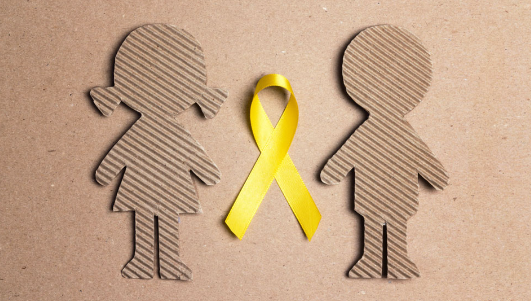figuras de niños con moño amarillo