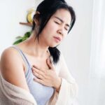 mujer con dificultad para dormir debido a la falta de aire al recostarse