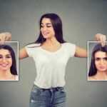 mujer sosteniendo dos fotografías de si misma ejemplificando los cambios de humor por síndrome pre menstrual