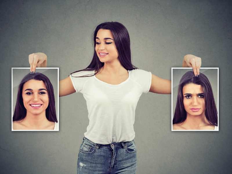 mujer sosteniendo dos fotografías de si misma ejemplificando los cambios de humor por síndrome pre menstrual