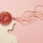 una silueta de una persona de perfil con estambre por toda la cabeza simulando poca claridad mental