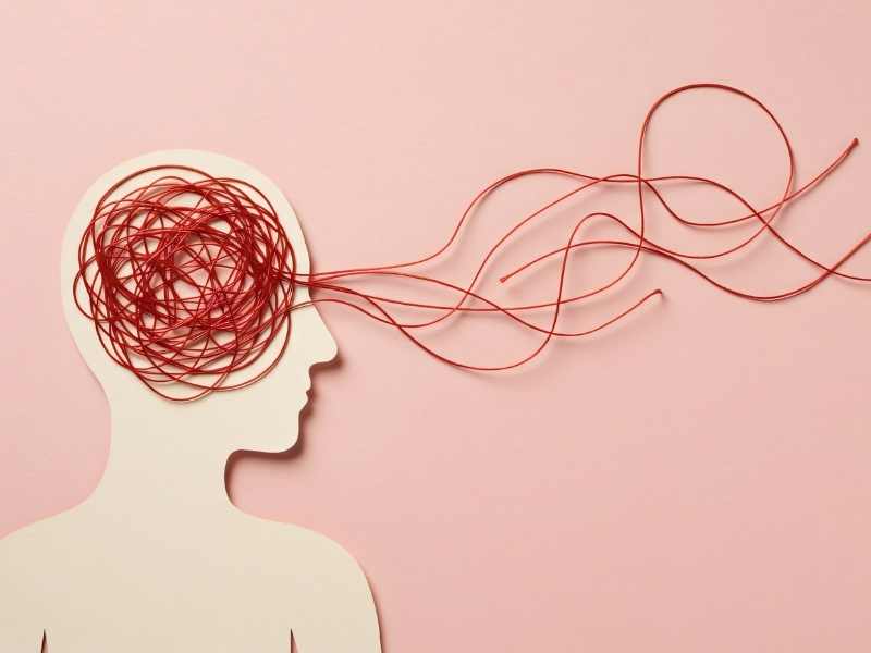 una silueta de una persona de perfil con estambre por toda la cabeza simulando poca claridad mental