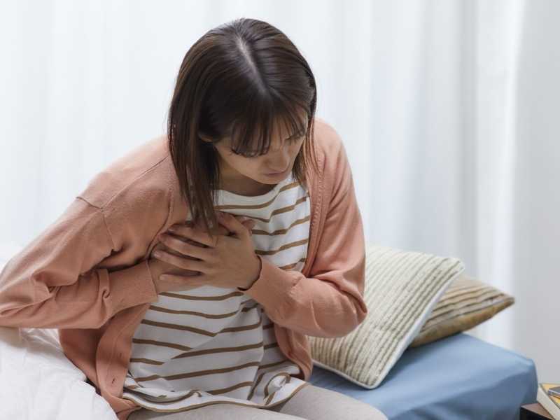 mujer con dolor en el pecho al recostarse