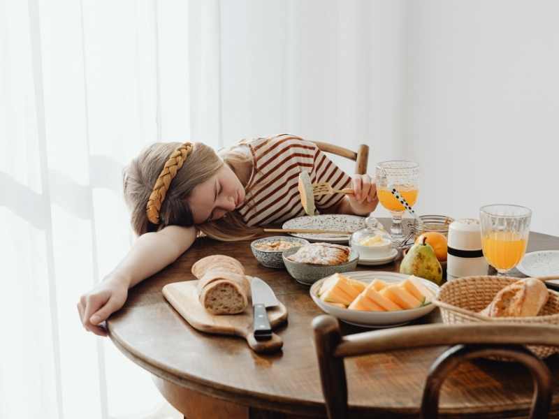 mujer cansada después de comer mucho