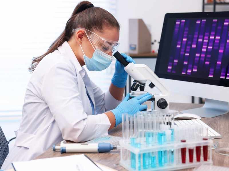 Laboratorio clínico moderno representado como lugar para toma de muestra de sangre.