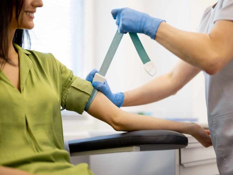 Profesional de laboratorio realizando prueba de embarazo para obtener resultados de hCG en un entorno clínico.