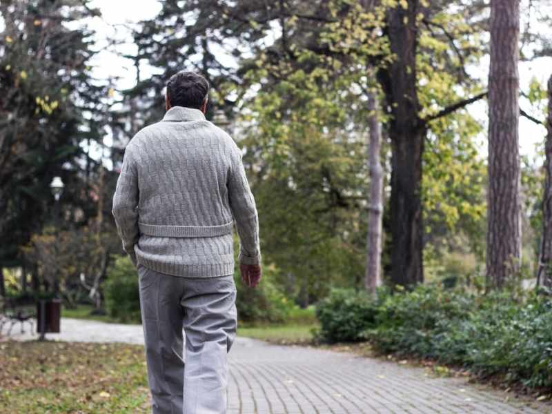 Persona adulta caminando al aire libre como representación del cuidado de las rodillas después de los 40.