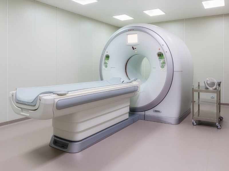 Tomógrafo en una sala médica moderna usado para representar estudios de imagen.
