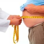 doctor midiendo abdomen de paciente