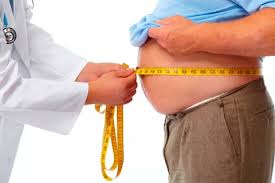 doctor midiendo abdomen de paciente